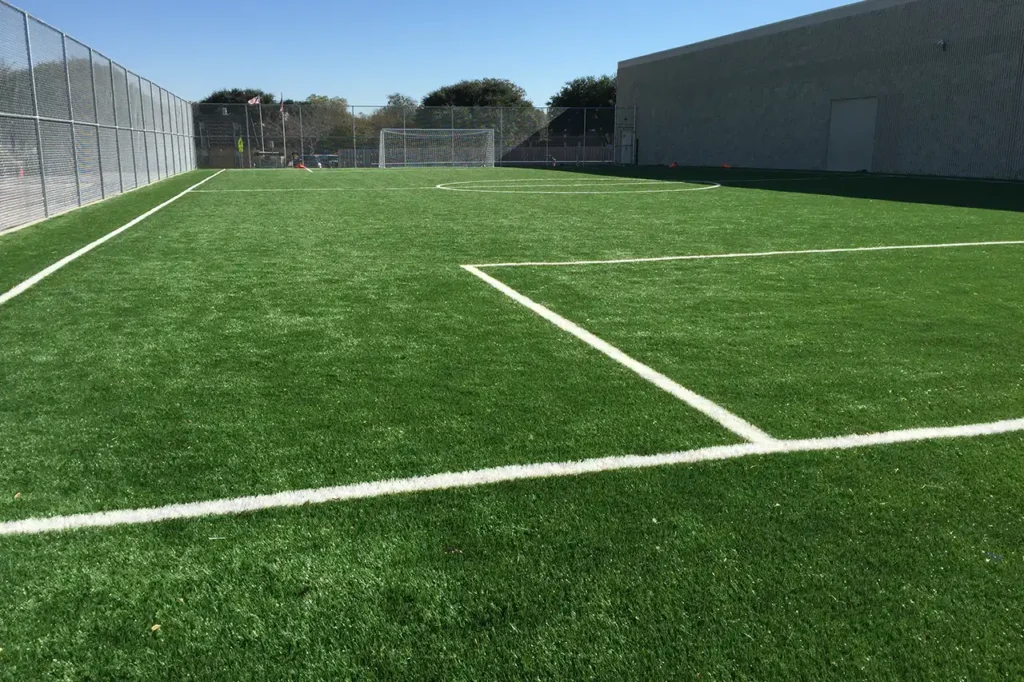 campo da calcio in erba sintetica in Sardegna e in Corsica